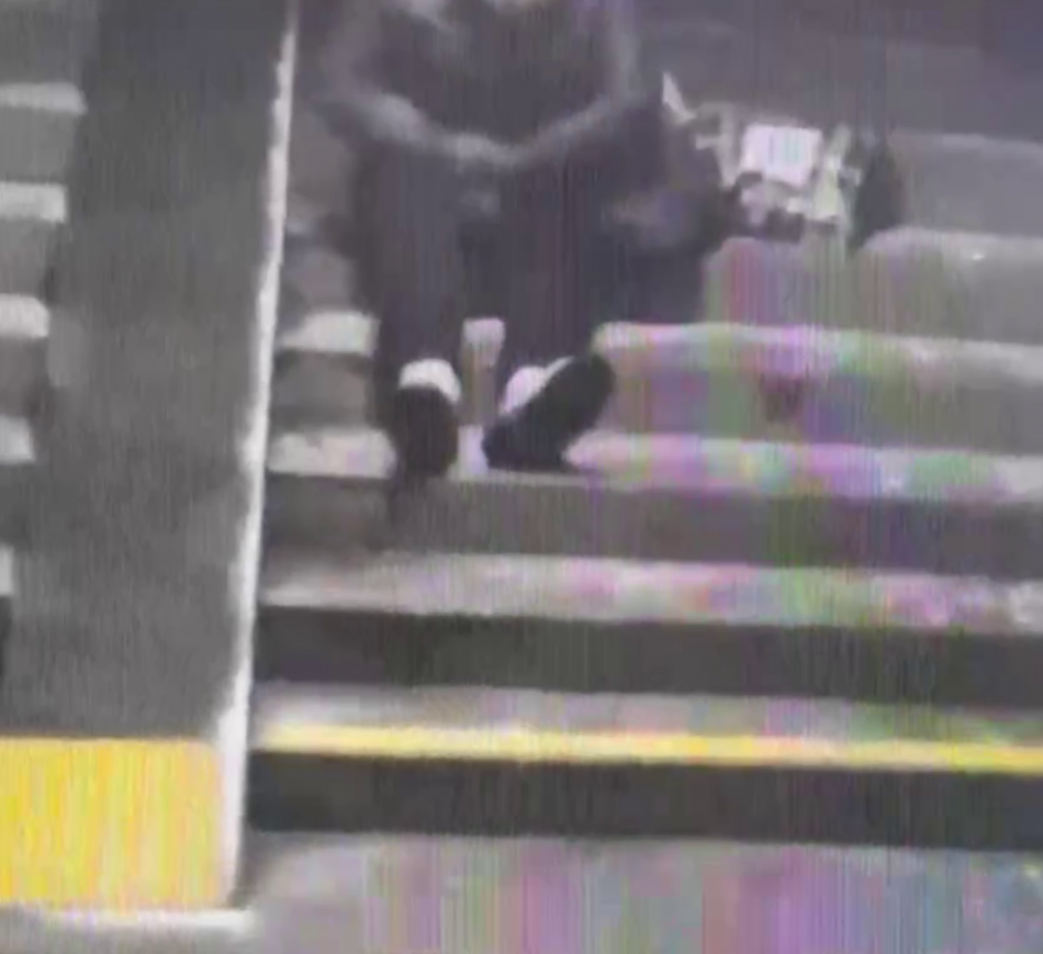 Петербургский метрополитен заплатит пенсионерке более 100 тысяч за перелом на обледенелой лестнице